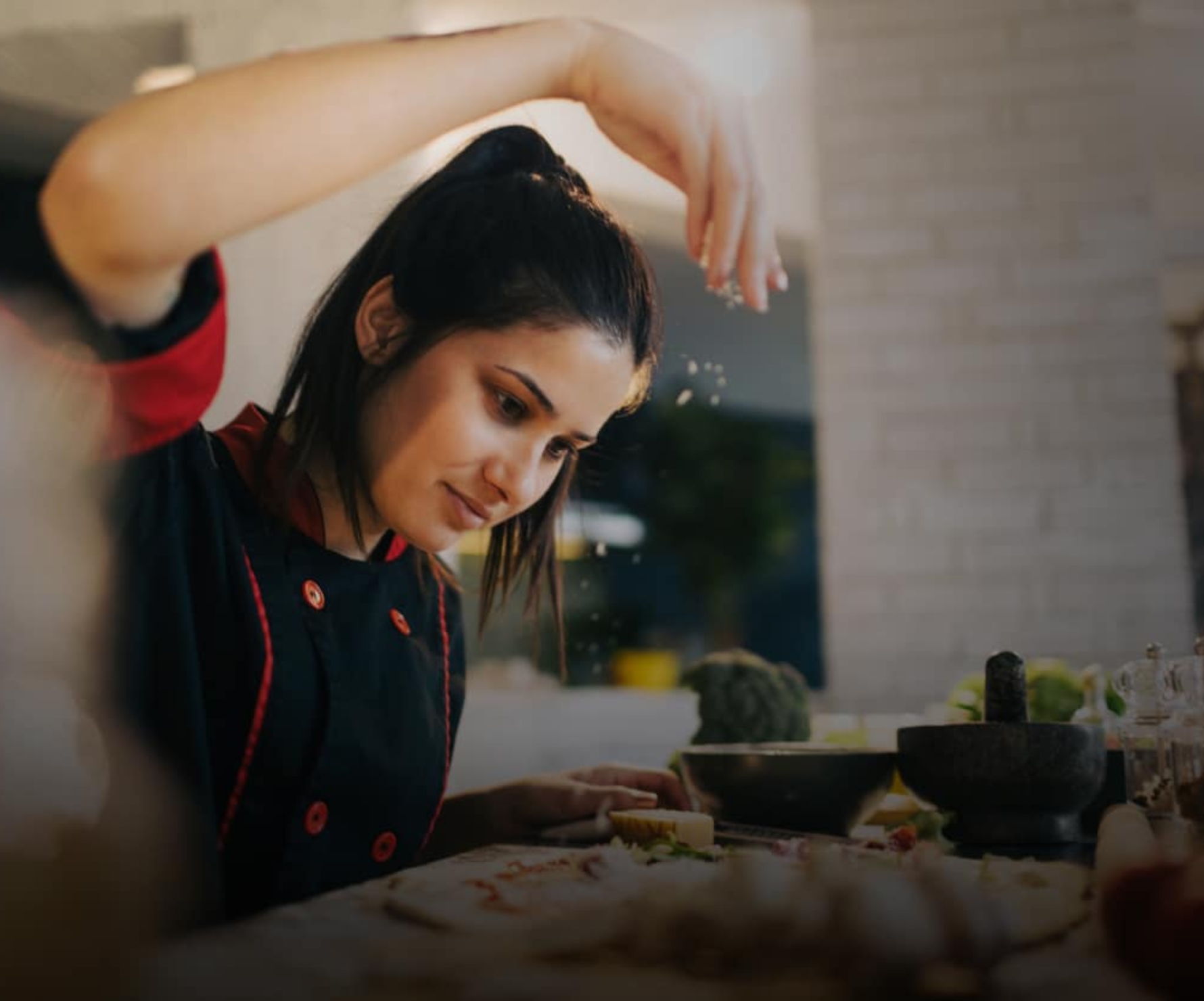 Kokki tekee pizzaa keittiössä