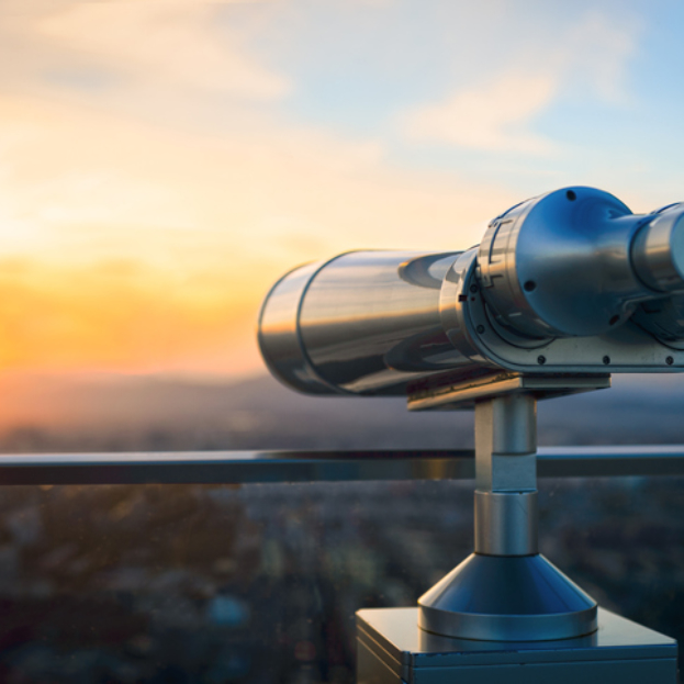 Kikare eller teleskop ovanpå skyskrapa på observationsdäck för att beundra stadens silhuett vid solnedgången. Teleskop beläget på Pekings olympiska torn