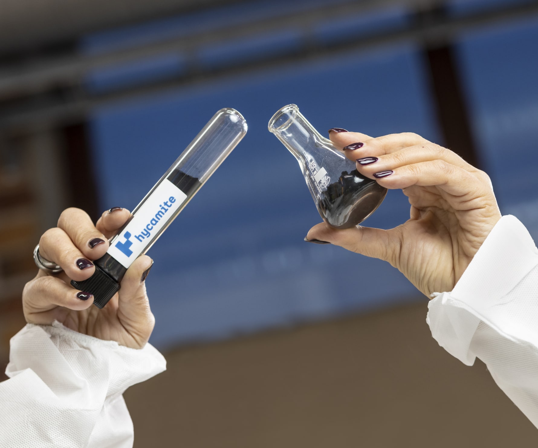 Hendene holder testglasset