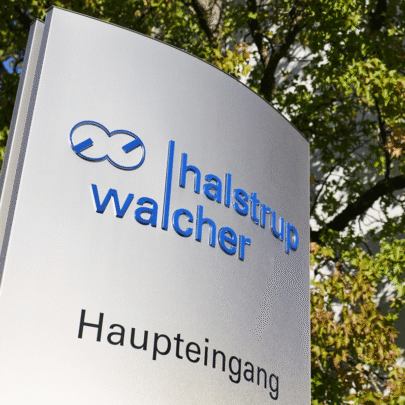Halstrup Welchers logotypskylt